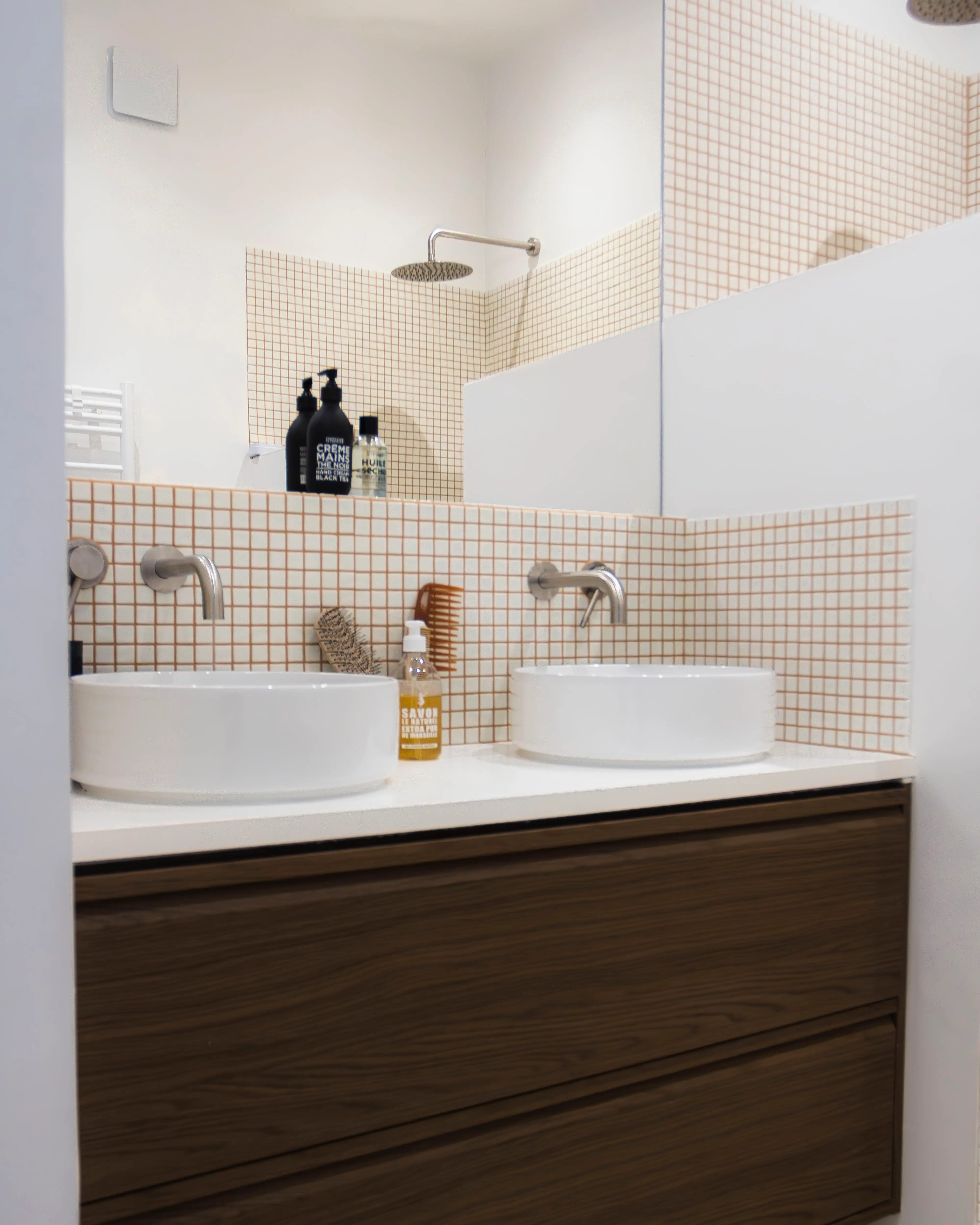Salle de bain, carrelage terracotta, double vasque